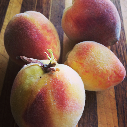 4 ripe peaches